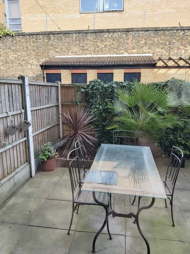 Flat Mellish Street in Greater London