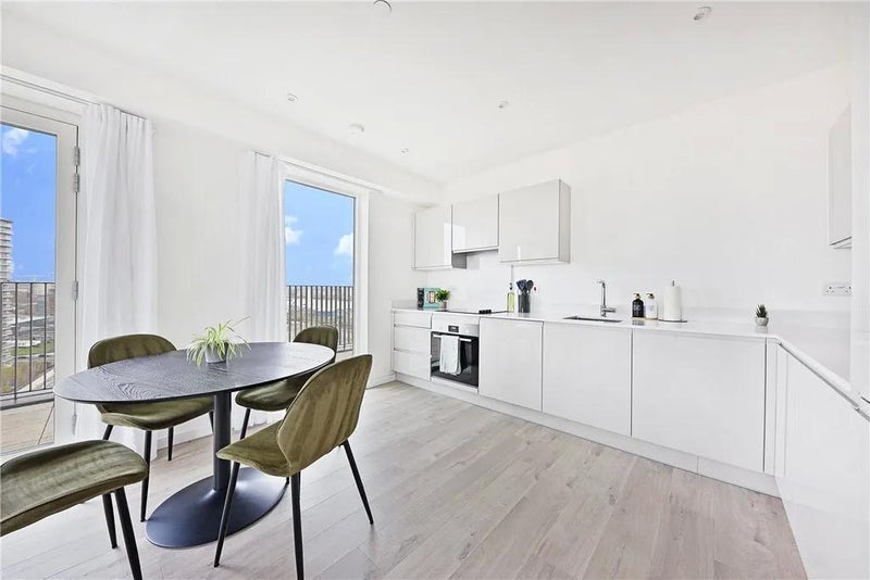 Flat Heartwell Avenue in Greater London