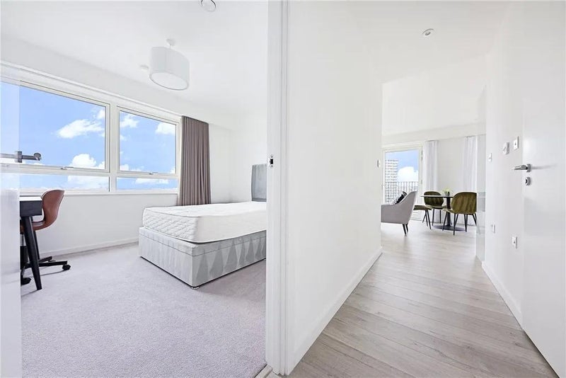 Flat Heartwell Avenue in Greater London