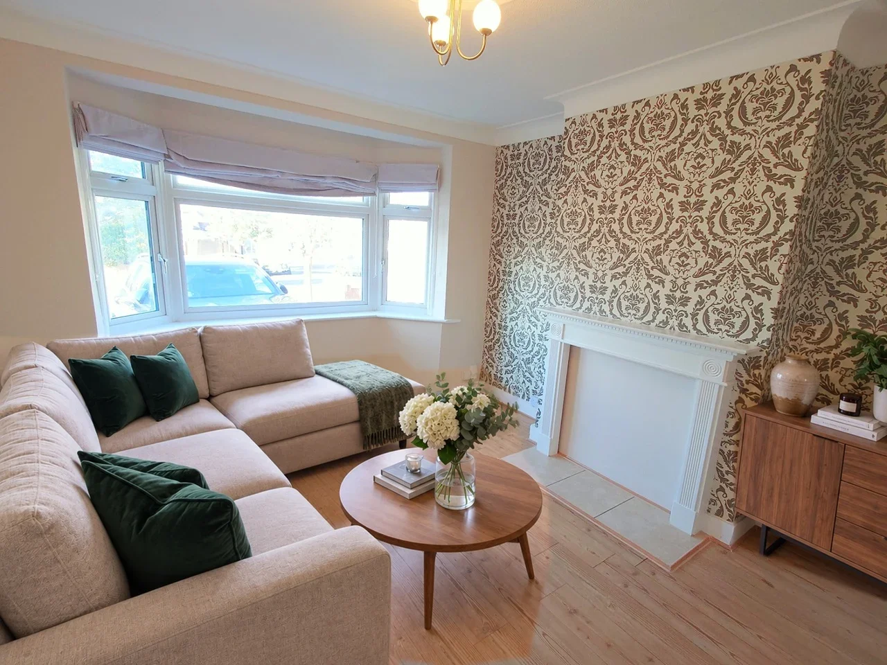 House Woodfield Way in Greater London