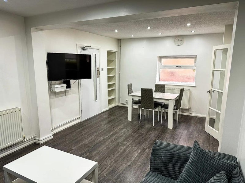 Room Lockerbie Avenue in Leicester