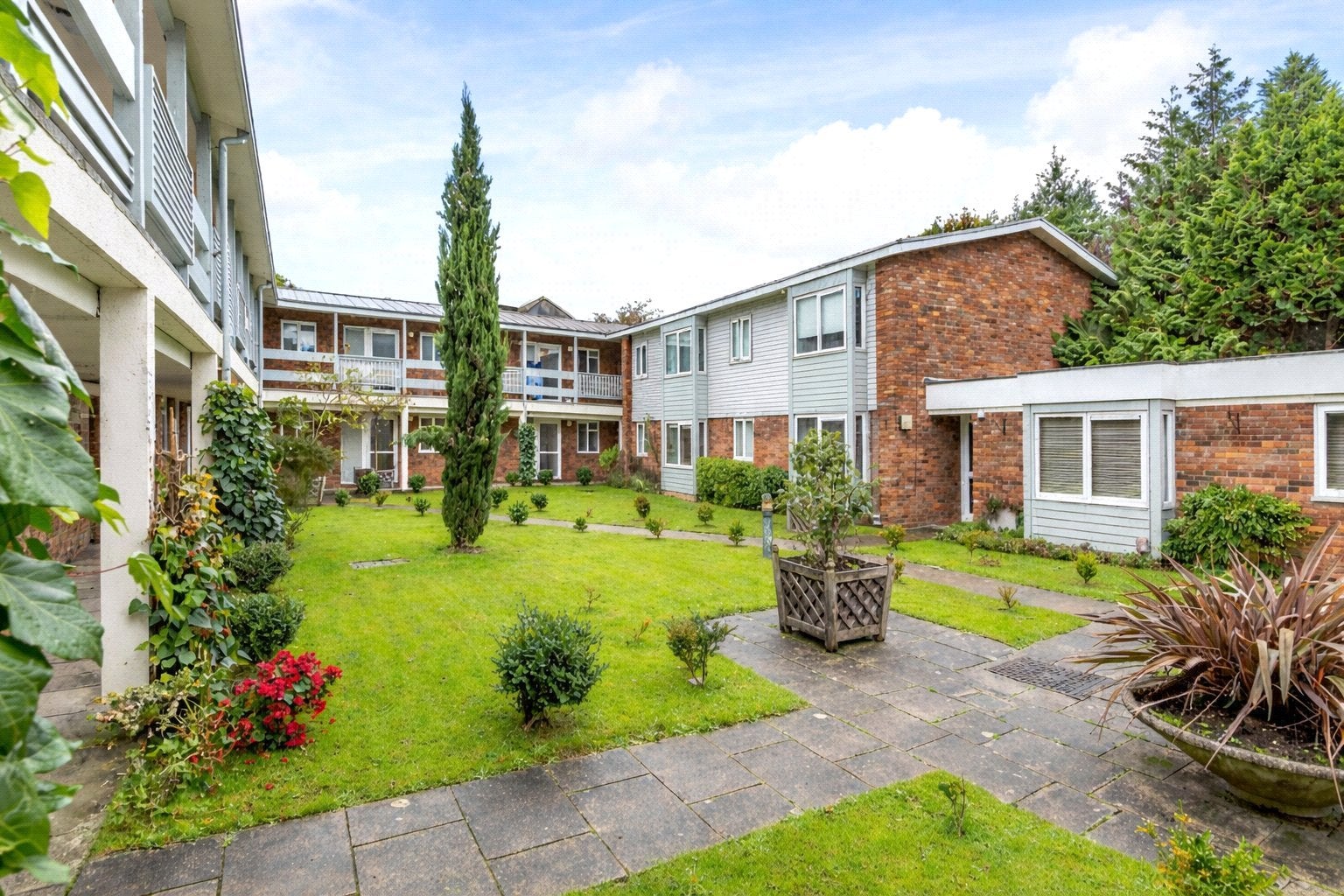 Flat Mathon Court in Guildford