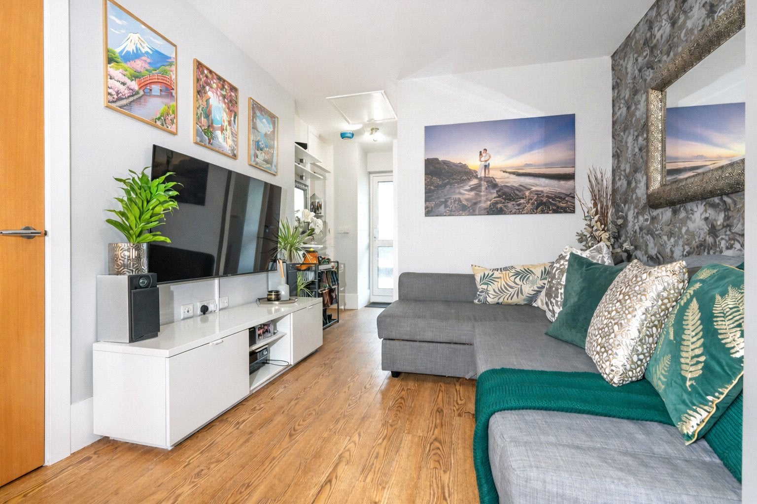 Flat Mathon Court in Guildford