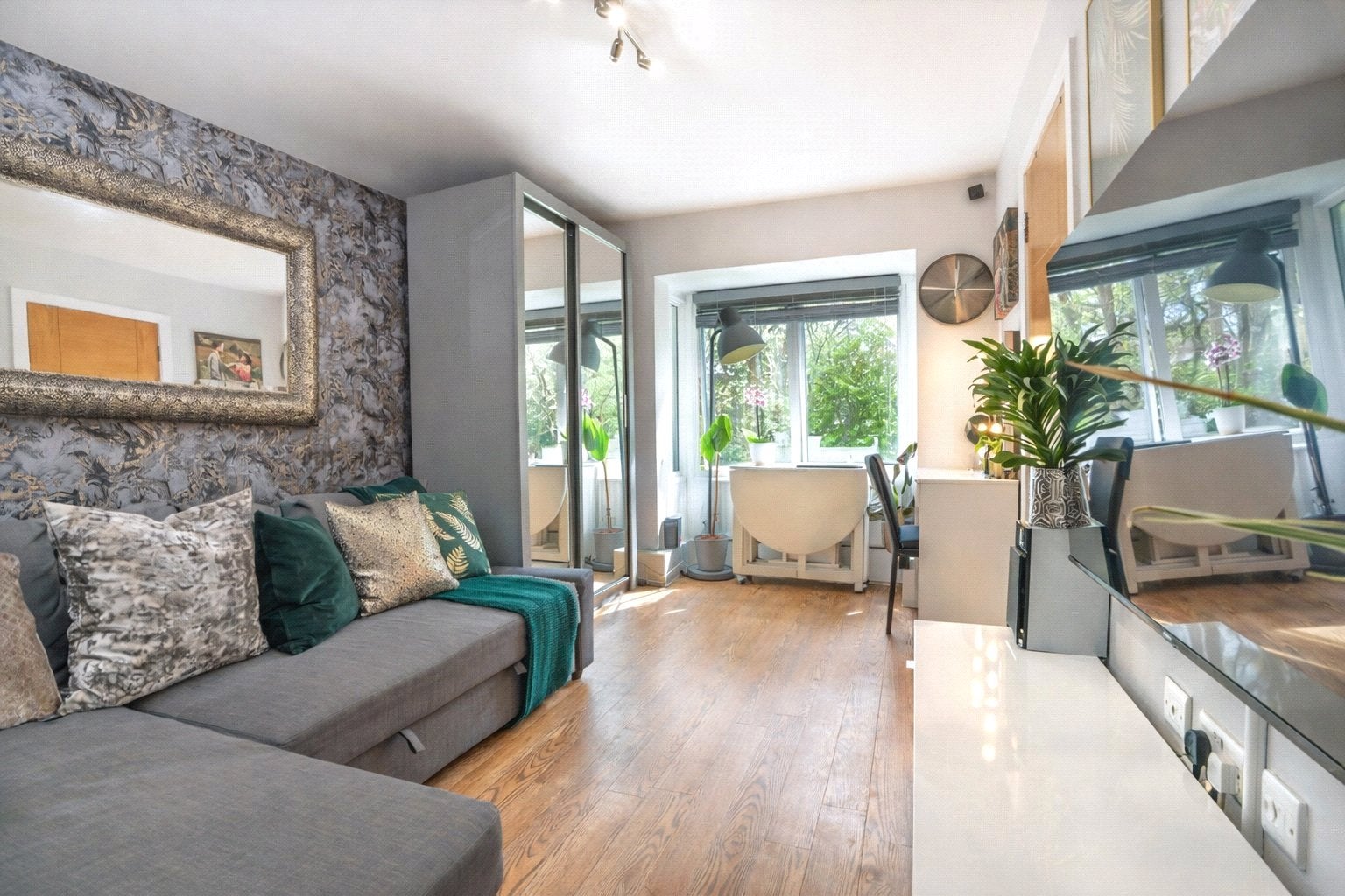Flat Mathon Court in Guildford