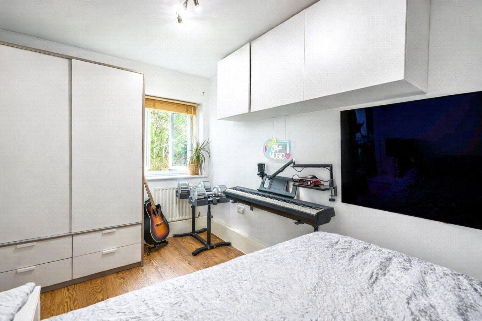 Flat Mathon Court in Guildford