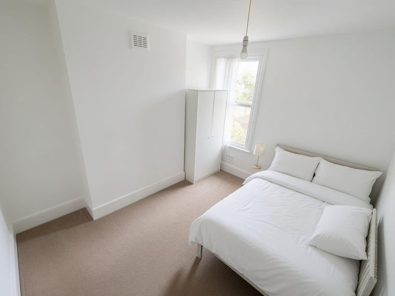 Room Waverley Road in Greater London
