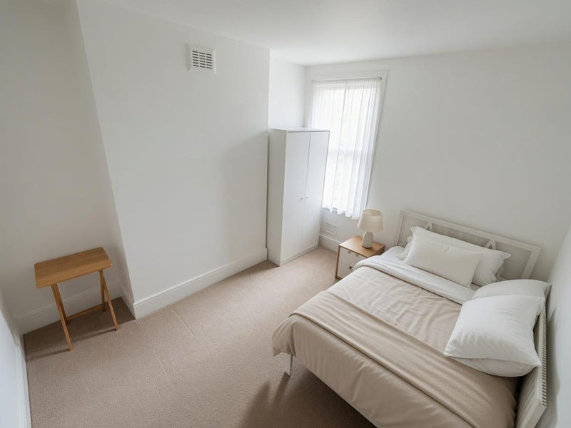 Room Waverley Road in Greater London