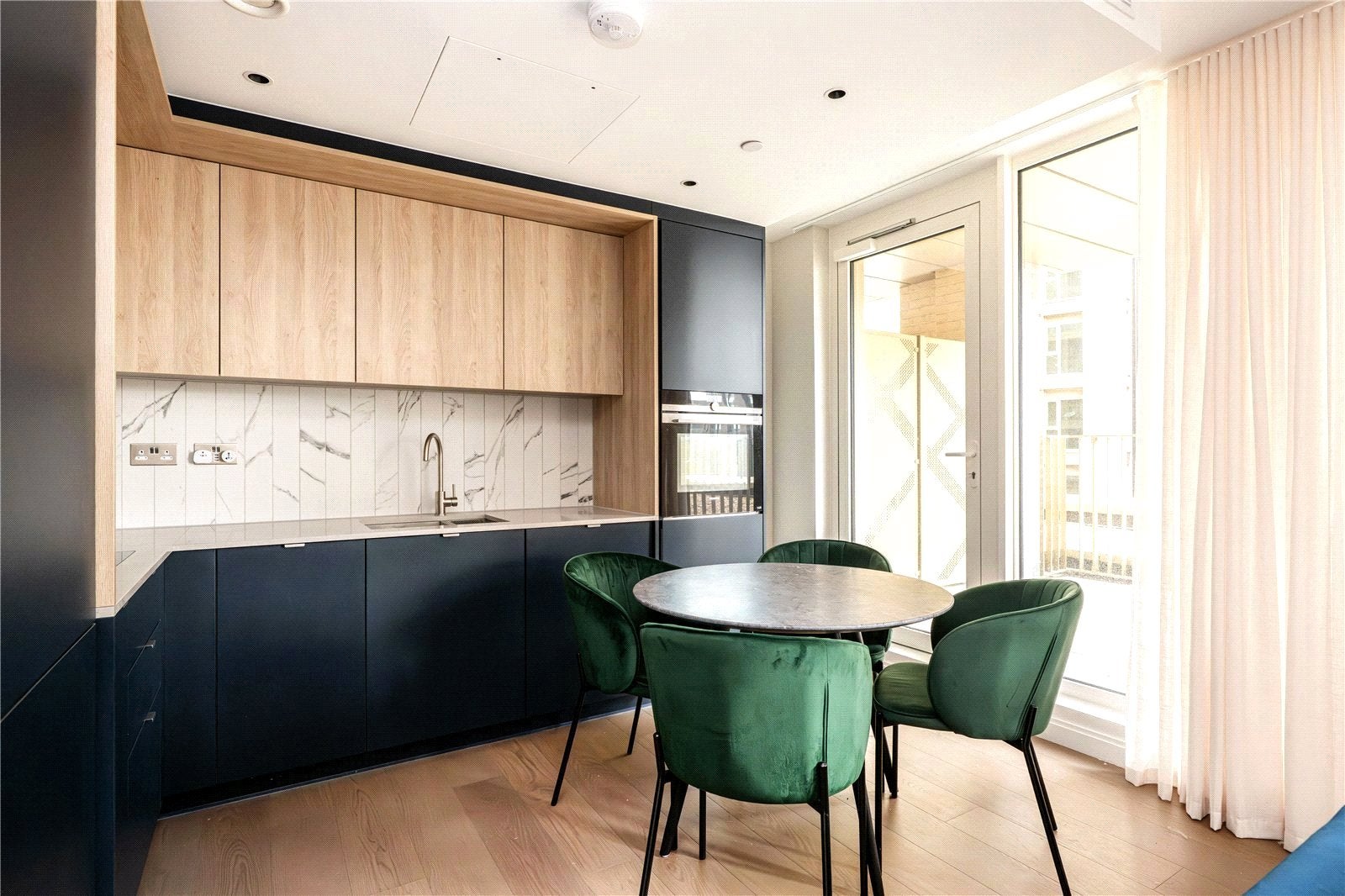 Flat Kennington Lane in Greater London