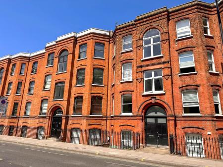 Flat Lillie Road in Greater London