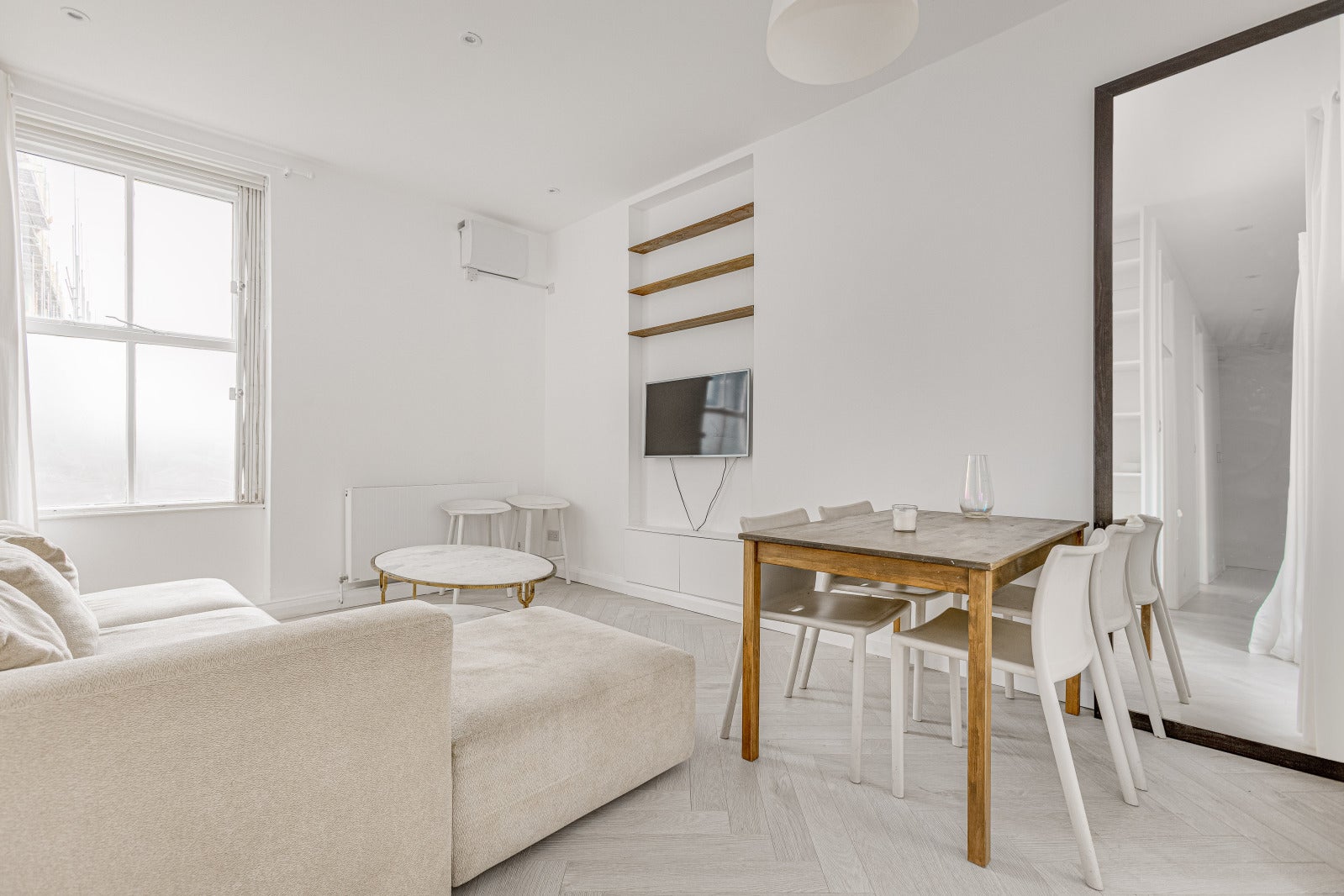 Flat Dawes Road in Greater London