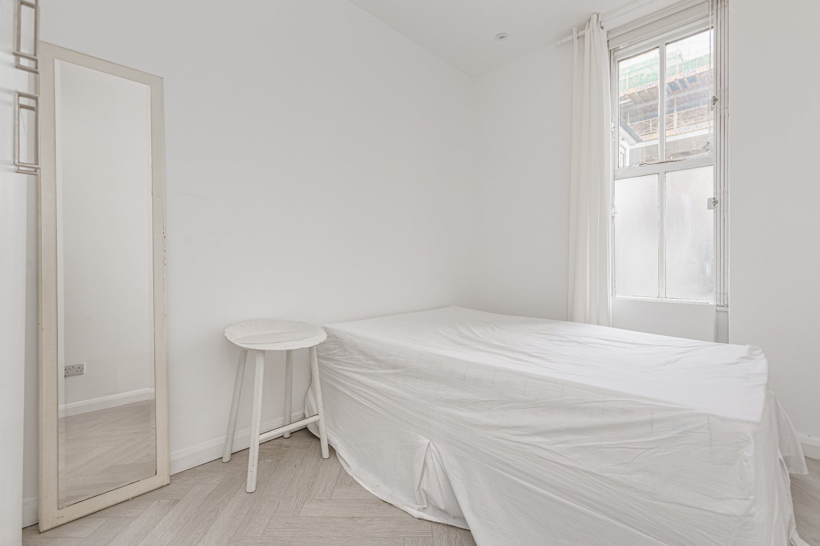 Flat Dawes Road in Greater London