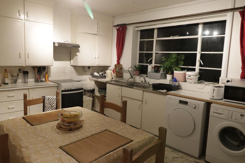 Room Manchester Road in Greater London
