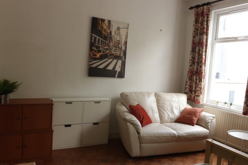 Room Manchester Road in Greater London
