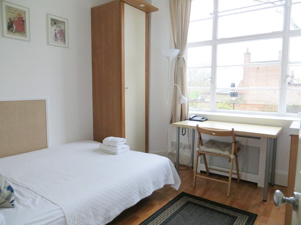 Room Fulham Palace Road in Greater London