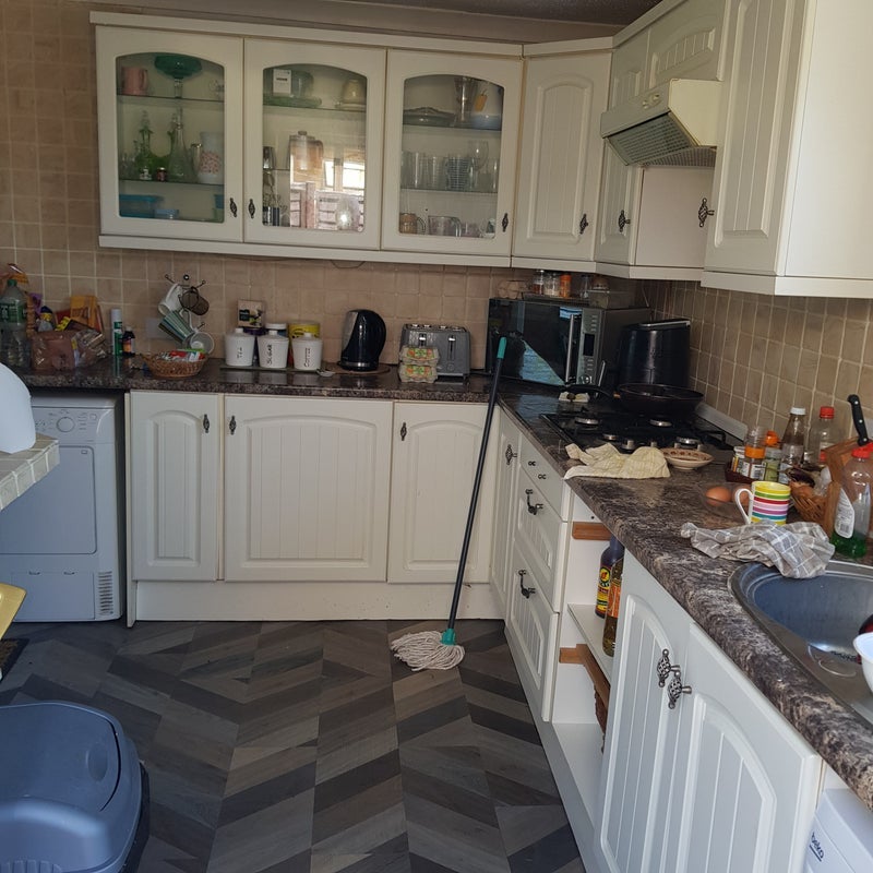 Room Pine View Road in Verwood