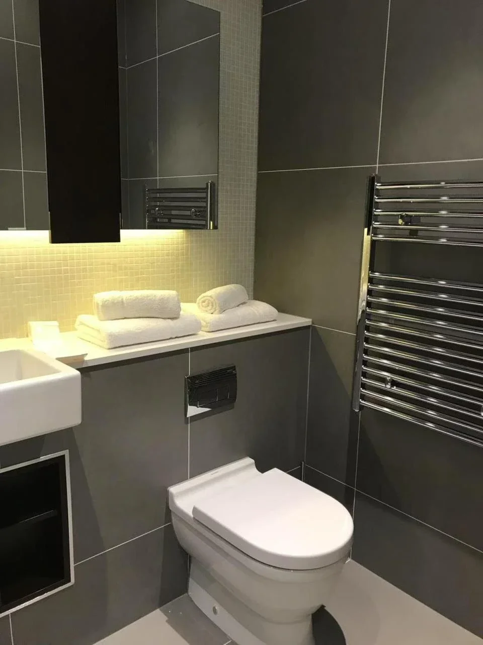 Flat Kayani Avenue in Greater London