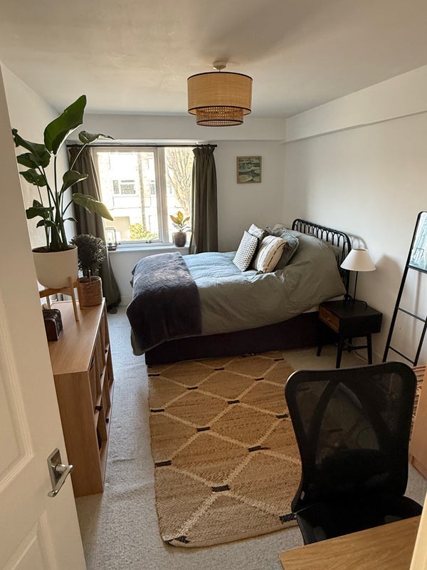 Room Queen's Drive in Greater London