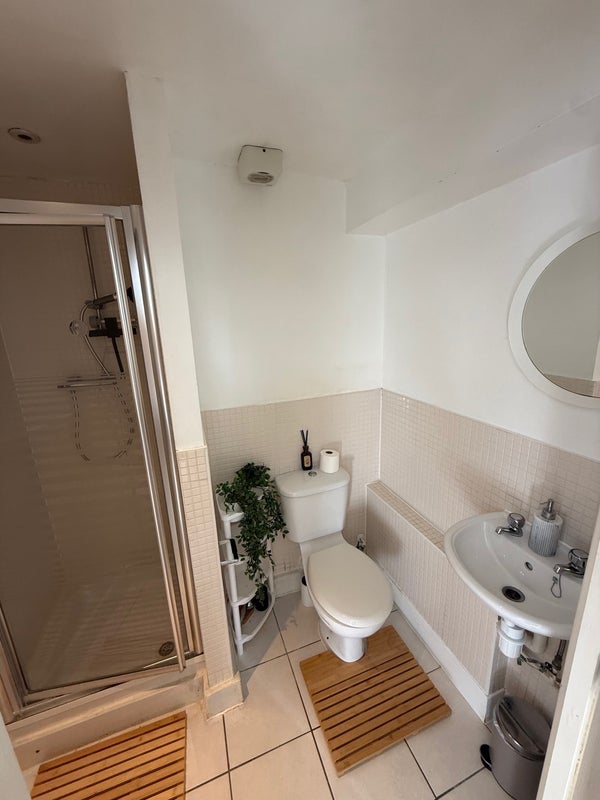 Room Queen's Drive in Greater London