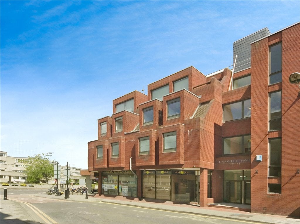 Flat Peascod Street in Windsor