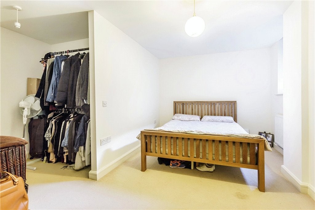 Flat Peascod Street in Windsor
