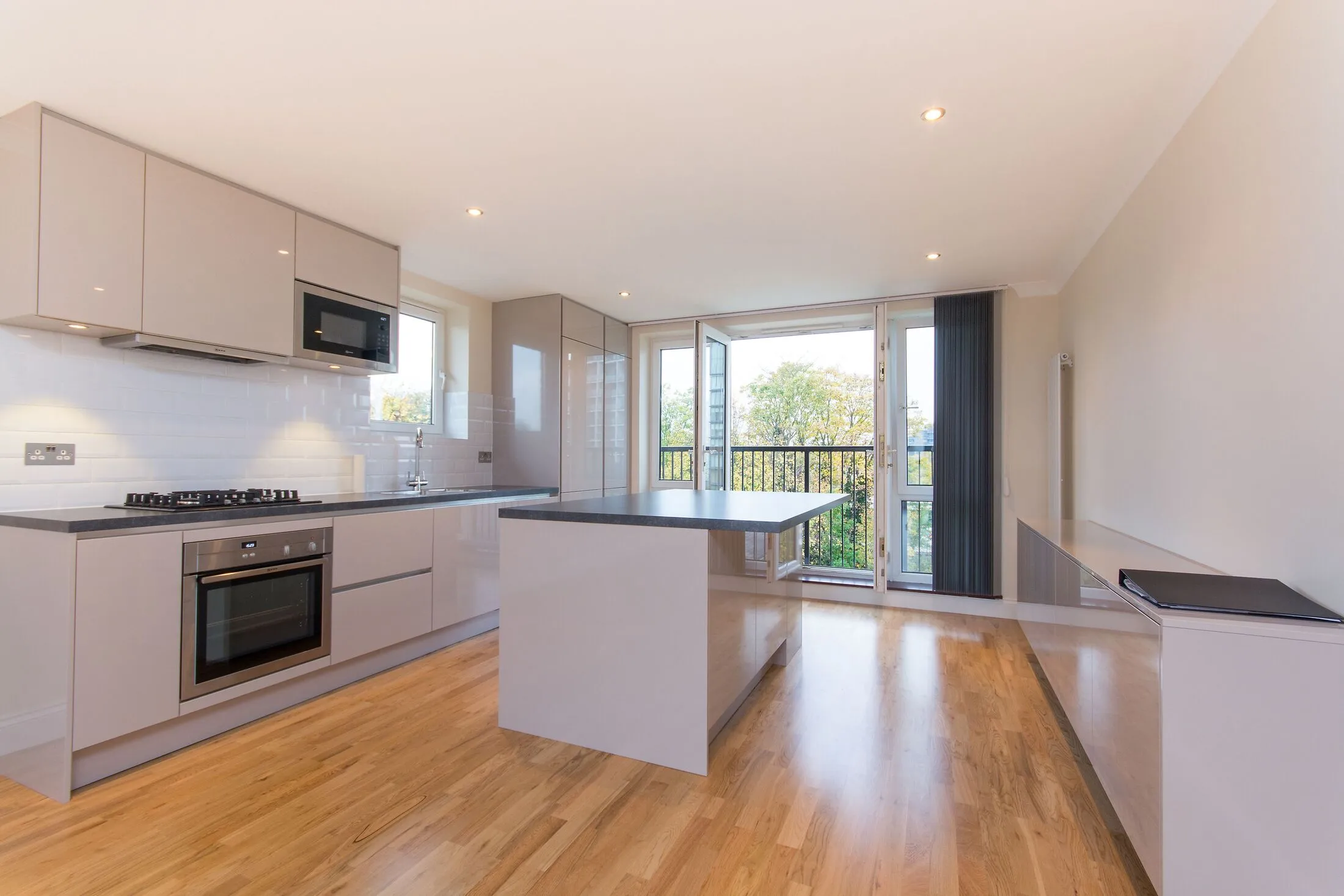 Flat Keswick Road in Greater London