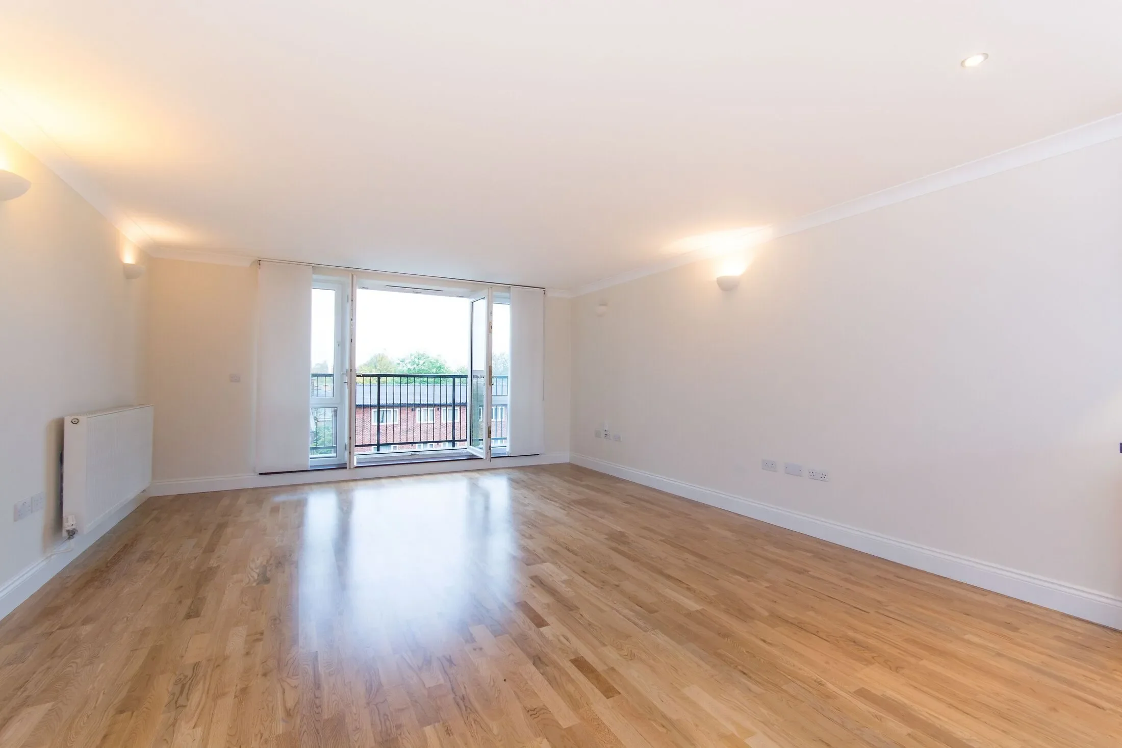 Flat Keswick Road in Greater London
