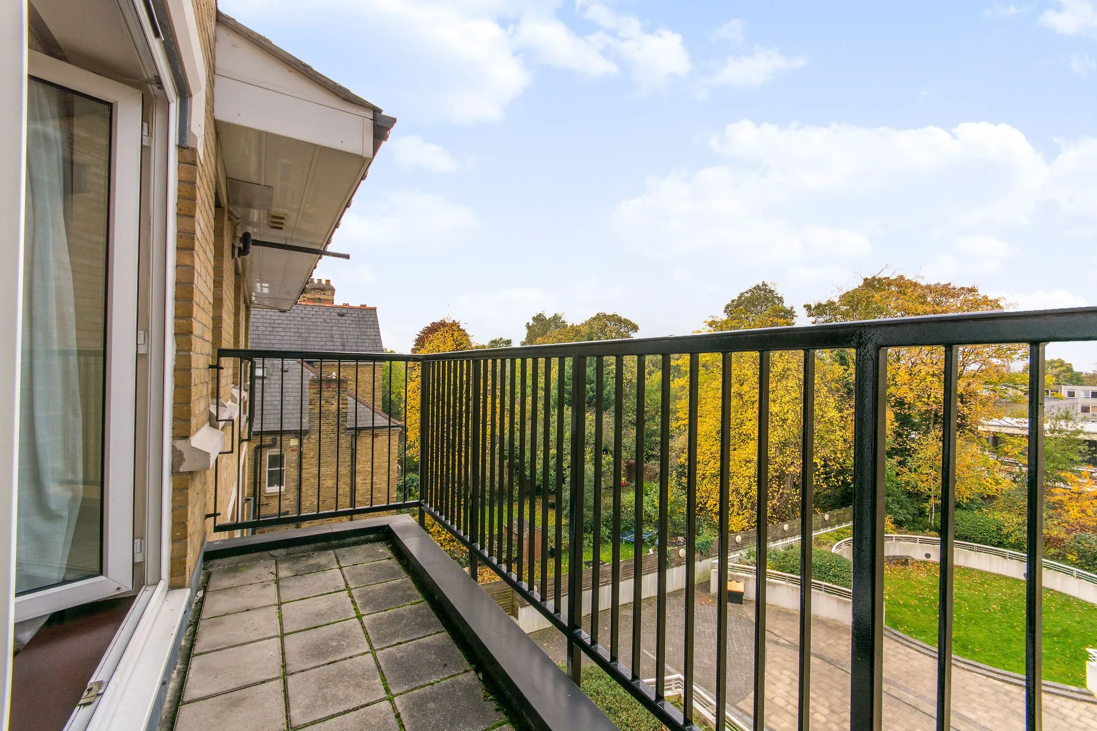 Flat Keswick Road in Greater London
