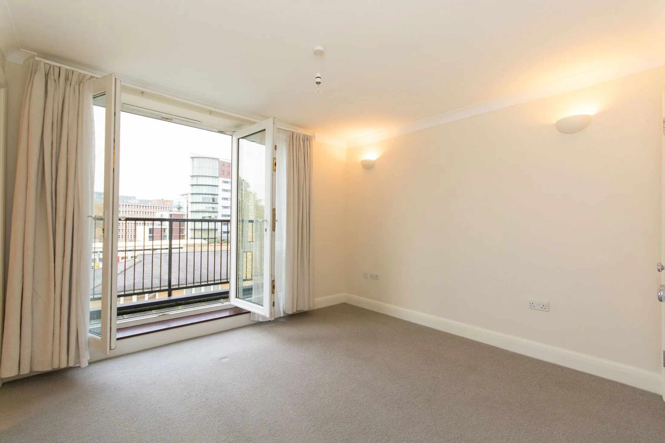 Flat Keswick Road in Greater London