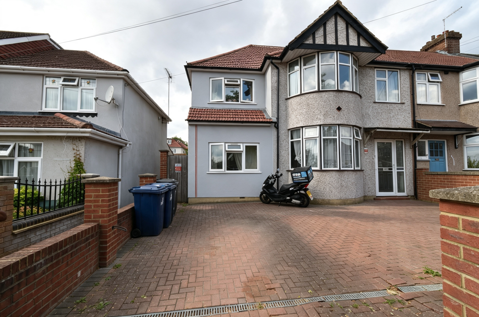 Flat Twickenham Gardens in Greater London