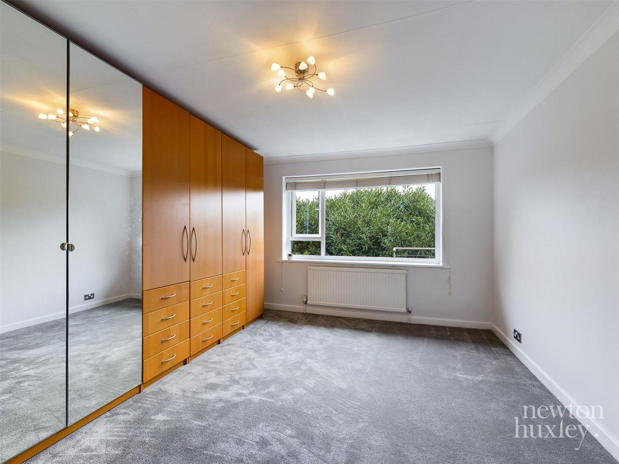 Flat Hillbrow Road in Elmbridge