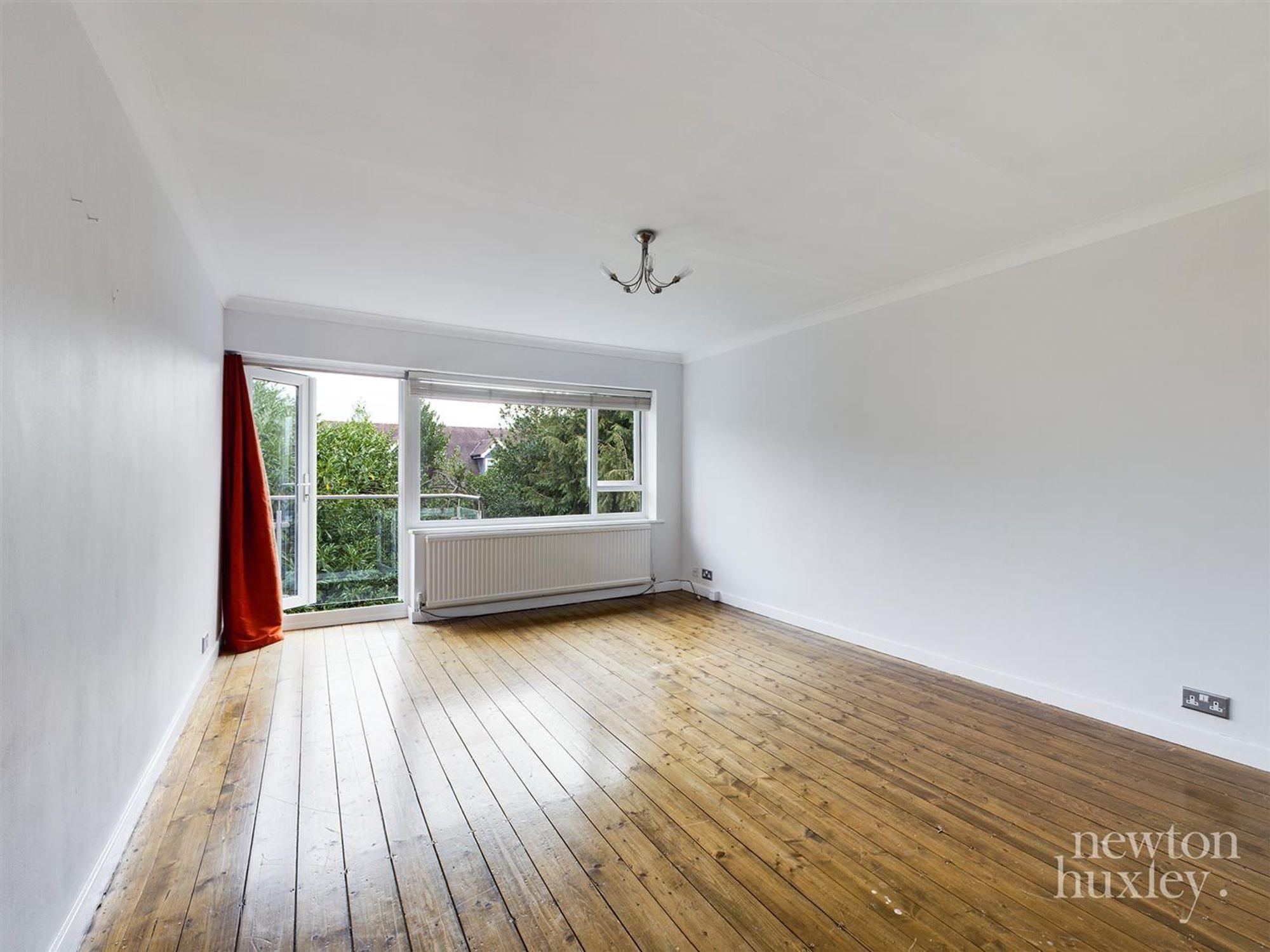 Flat Hillbrow Road in Elmbridge