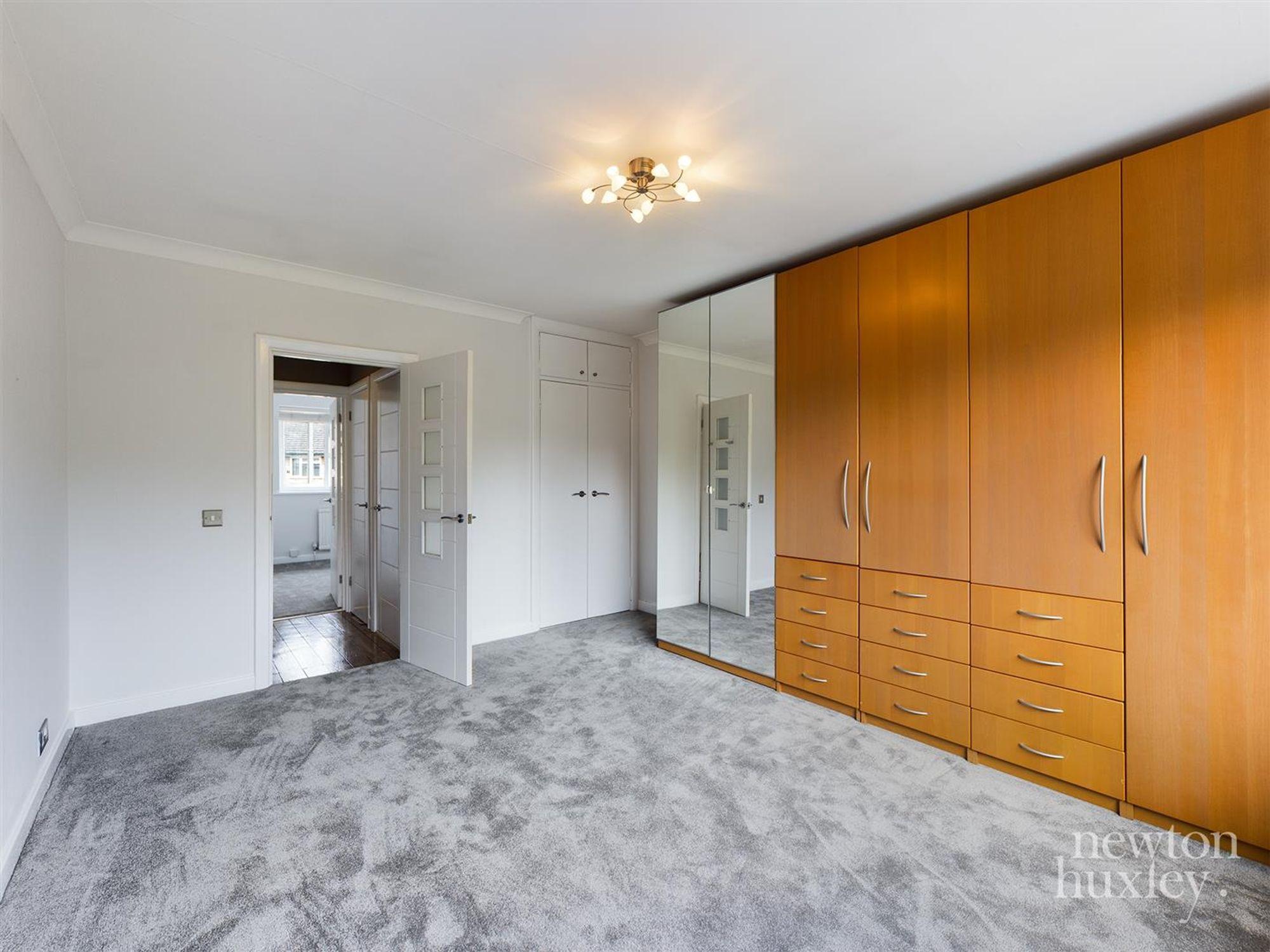 Flat Hillbrow Road in Elmbridge