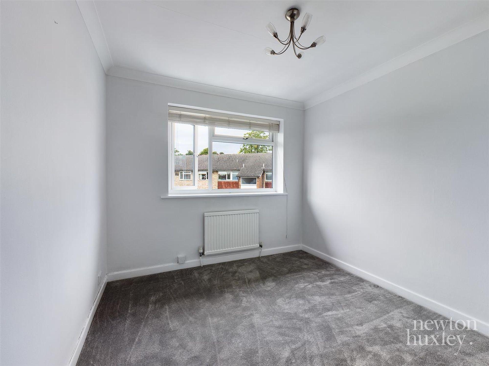 Flat Hillbrow Road in Elmbridge