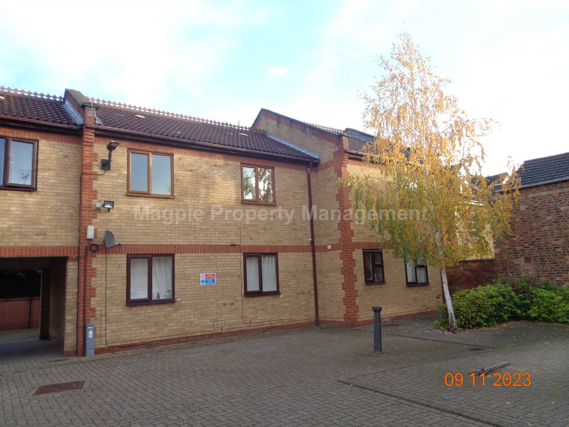 Flat Monument Court in Peterborough