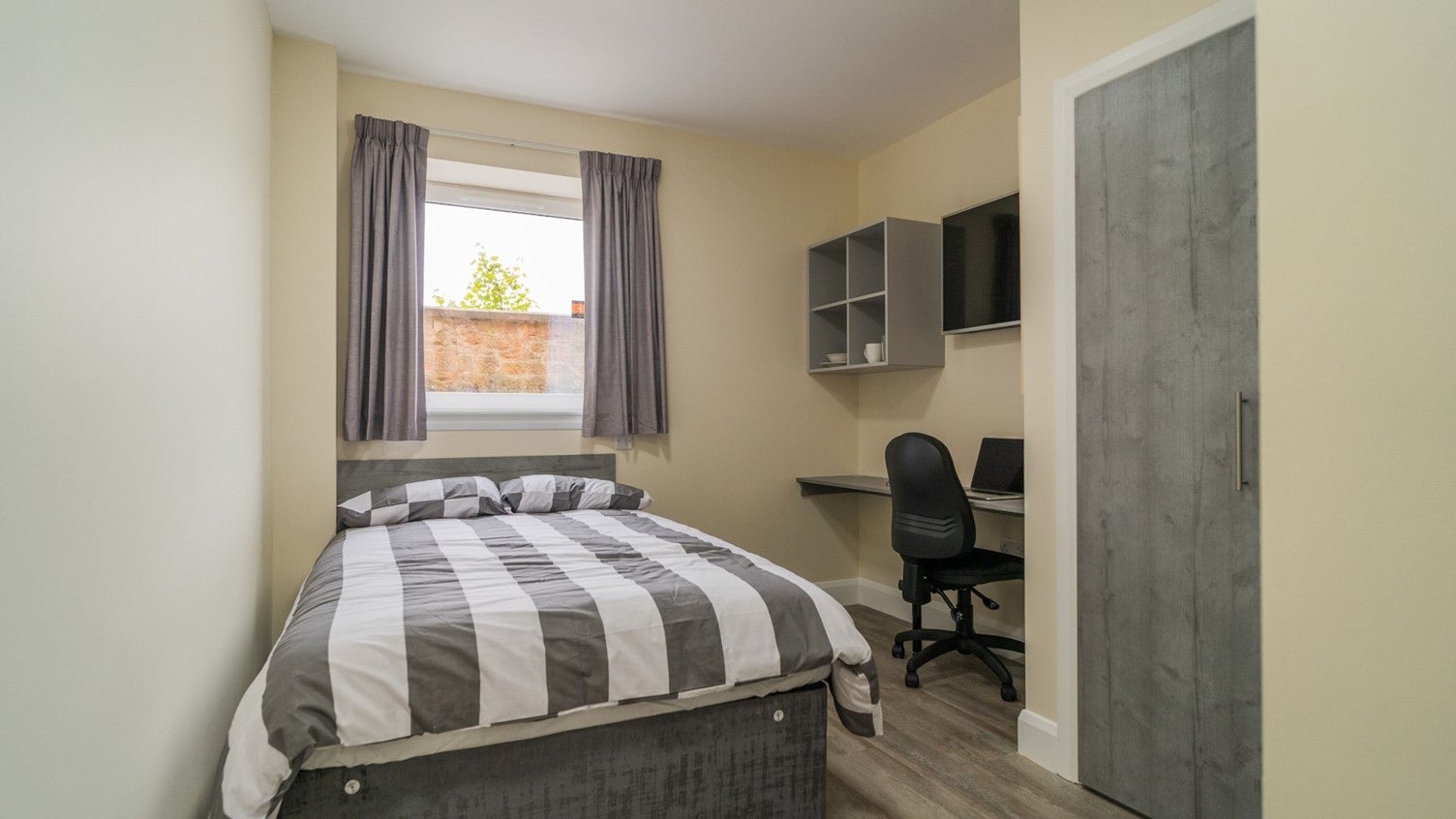 Room Caird Park in Hamilton