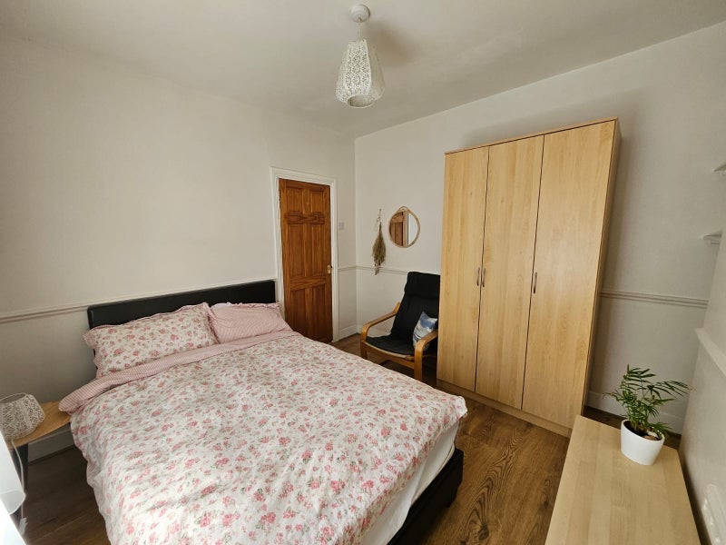 Flat Mayfield Road in Greater London