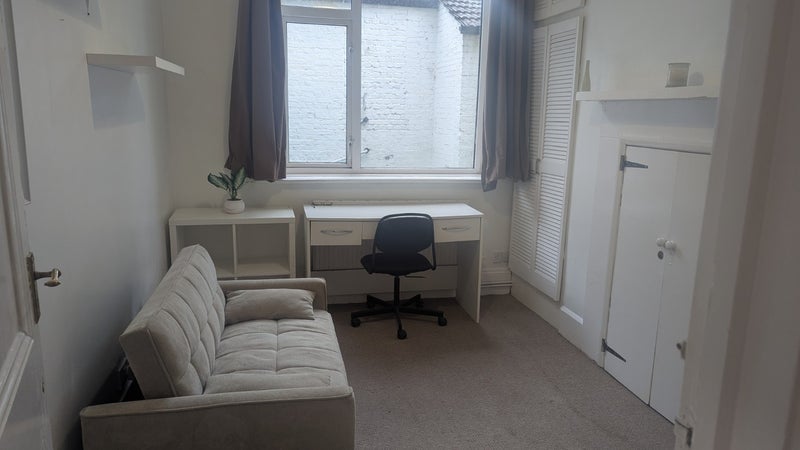 Room Blegborough Road in Greater London