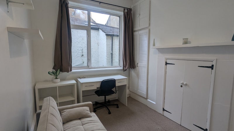 Room Blegborough Road in Greater London
