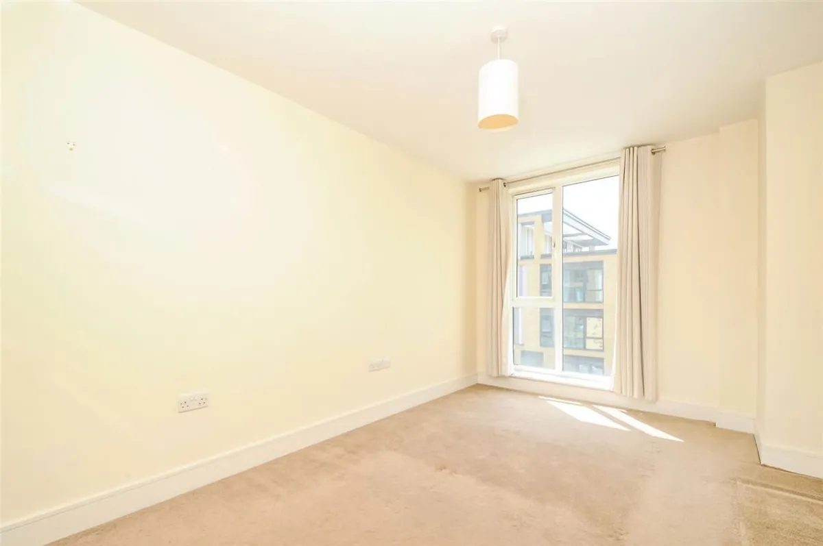 Flat Eltringham Street in Greater London