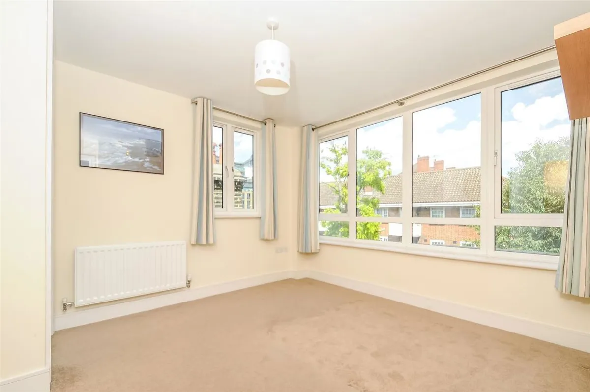 Flat Eltringham Street in Greater London