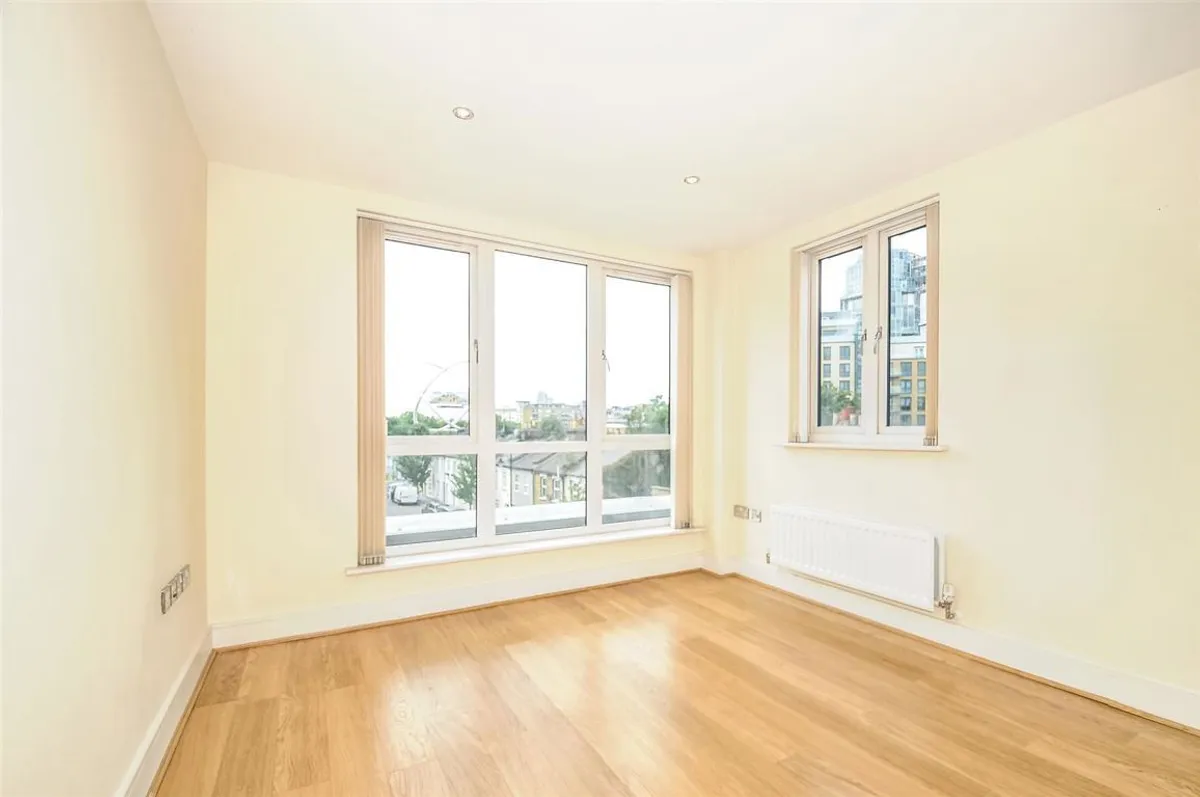 Flat Eltringham Street in Greater London