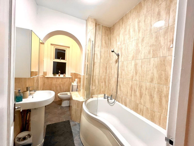 Room Bury Road in Greater London