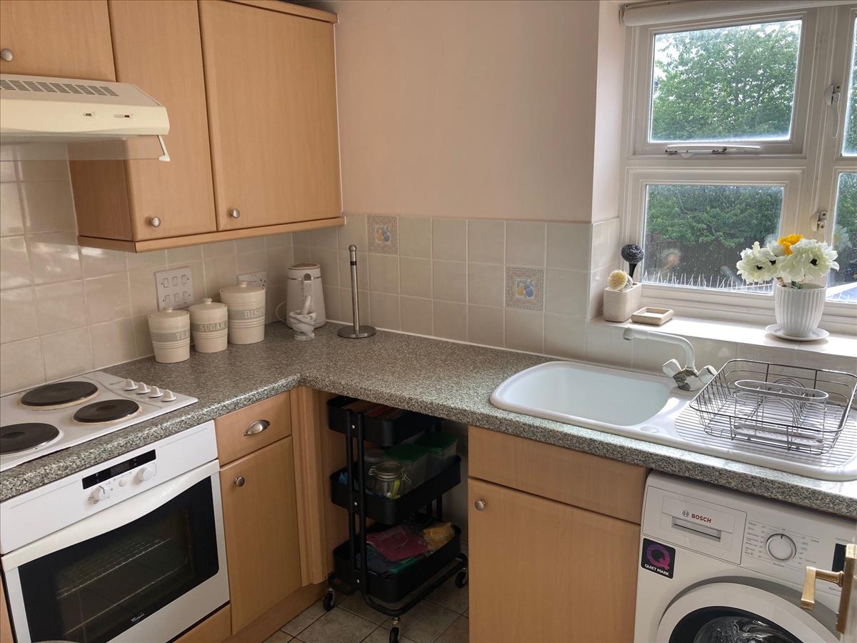 Flat Highfield Road in Greater London