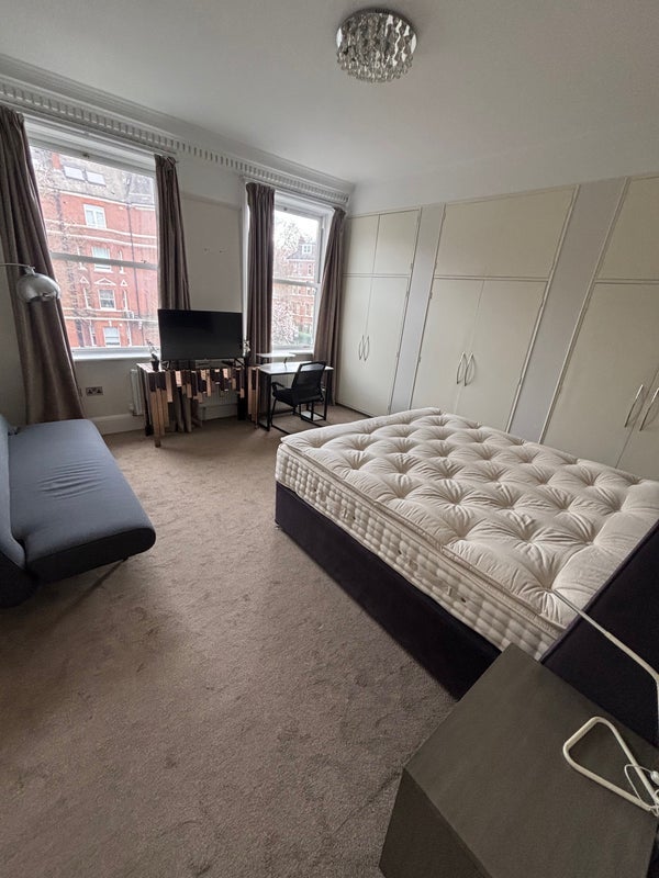 Room Finchley Road in Greater London