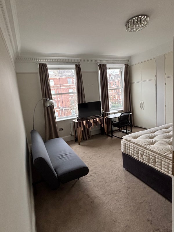 Room Finchley Road in Greater London