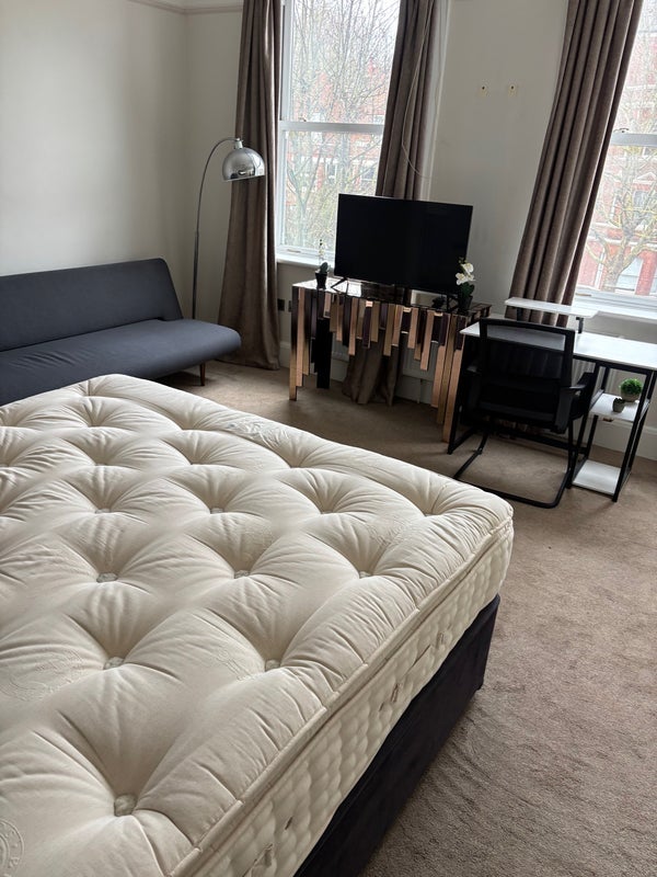 Room Finchley Road in Greater London