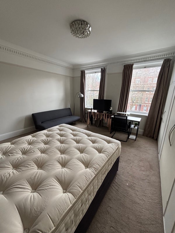 Room Finchley Road in Greater London
