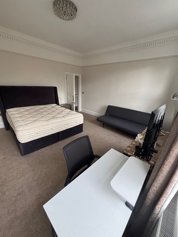 Room Finchley Road in Greater London