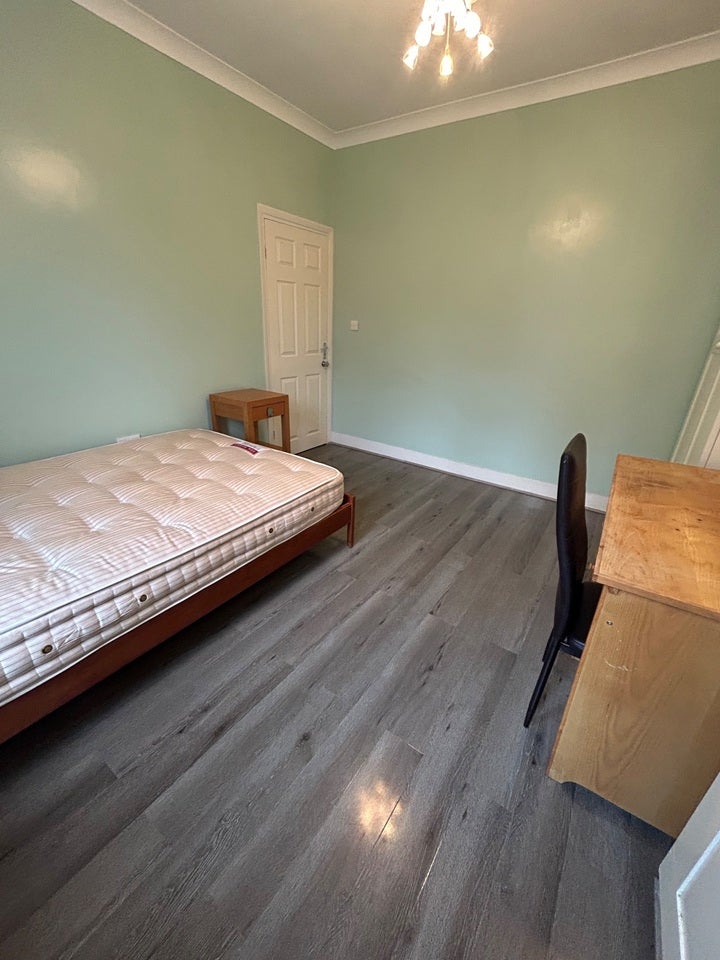 Room Seaforth Avenue in Greater London