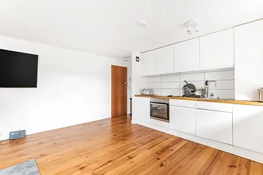 Flat Lefroy Road in Greater London